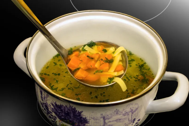 Ce que mijotait grand-mère : le bouillon de poule entre tradition populaire et révélation scientifique
