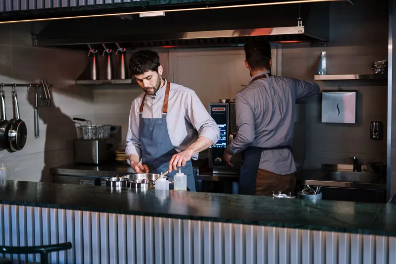 Étoile au revers, tablier sur les hanches : ces chefs qui ont choisi le zinc plutôt que le lustre