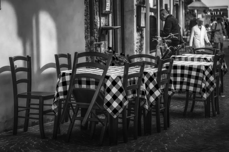Toile cirée ou bois brut : ce que la table du bistro dit avant même qu'on s'assoie