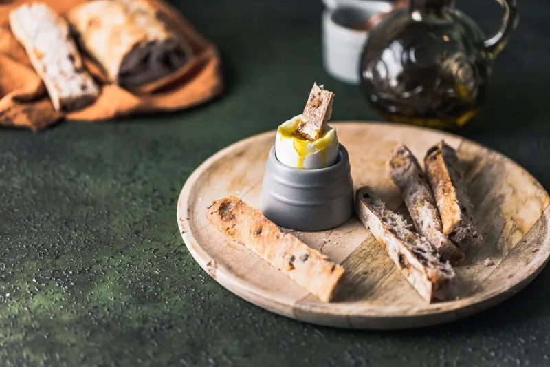 Trois minutes chrono : la tyrannie douce de l'œuf à la coque dans nos bistrots